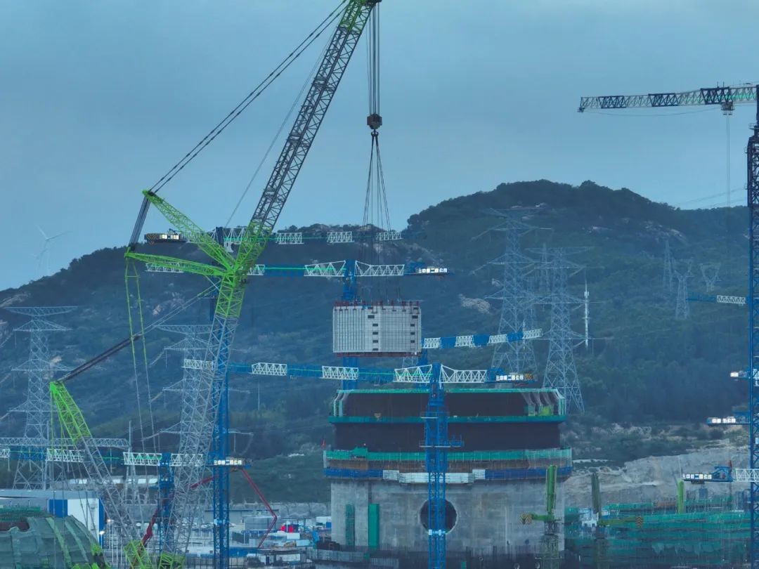 漳州核電3號(hào)機(jī)組非能動(dòng)堆腔注水箱模塊二吊裝成功