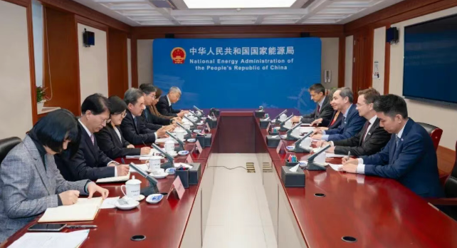 國家能源局主要負責人會見法國電力集團董事長兼首席執行官